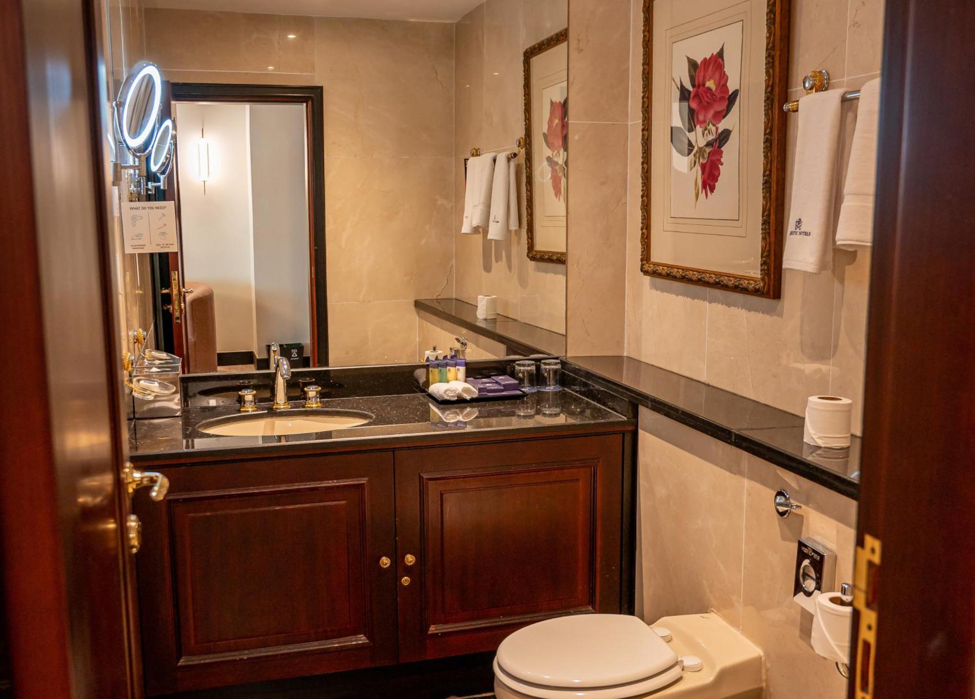 Majestic Cove Hotel - Formerly Le Meridien Fairway Dubai Exteriör bild
